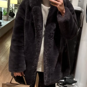 Grå pälsjacka från Zara - Mysig grå pälsjacka från Zara. Använd fåtal gånger. I storlek L men skulle säga att den funkar lika bra om man är en M.