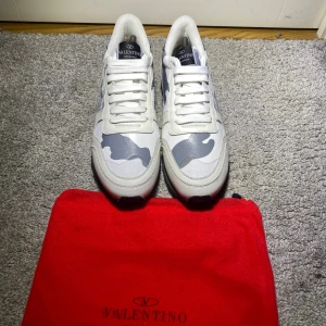 Valentino rockrunners! - Säljer nu dessa stilrena skor från valentino . Skorna är i mycket fint skick och finns inga täcken på något slitage (se bilder) . Tveka inte på att höra av er vid frågor eller funderingar  pris är såklart alltid diksuterbart.