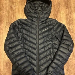 Svart dunjacka Peak Performance XS - Svart dunjacka från Peak Performance i storlek XS. Super fin💞