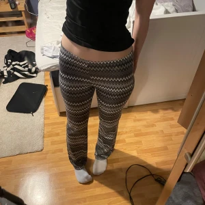 Byxor - Säljer dessa mjukisbyxor/leggings som inte används. Storlek 158/164 men passar även xs. Jag är 164 och det är lite korta på mig.  I fint skick.