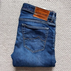 Jacob cohën jeans nick - Jacob cohën jeans nick. Väldigt trevliga! i storleken W34 . Mått A: 43 cm B: 107 cm. Inga större defekter, modellen är 180 cm 75 kg! 