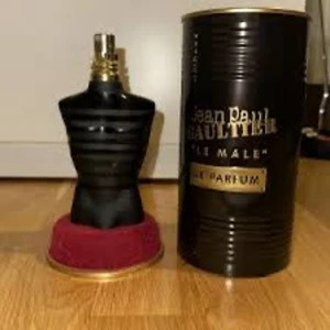 Jean Paul Gaultier Le Male Parfum - Stilren och ikonisk parfym från Jean Paul Gaultier. Flaskan har en unik design och kommer i originalförpackning. Perfekt för dig som vill sticka ut med en klassiker i samlingen.