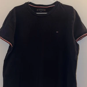 Svart t-shirt Tommy Hilfiger XXL - Svart t-shirt från Tommy Hilfiger i storlek XXL. Har använt den ett par gånger men var för stort så gillade tyvärr inte.