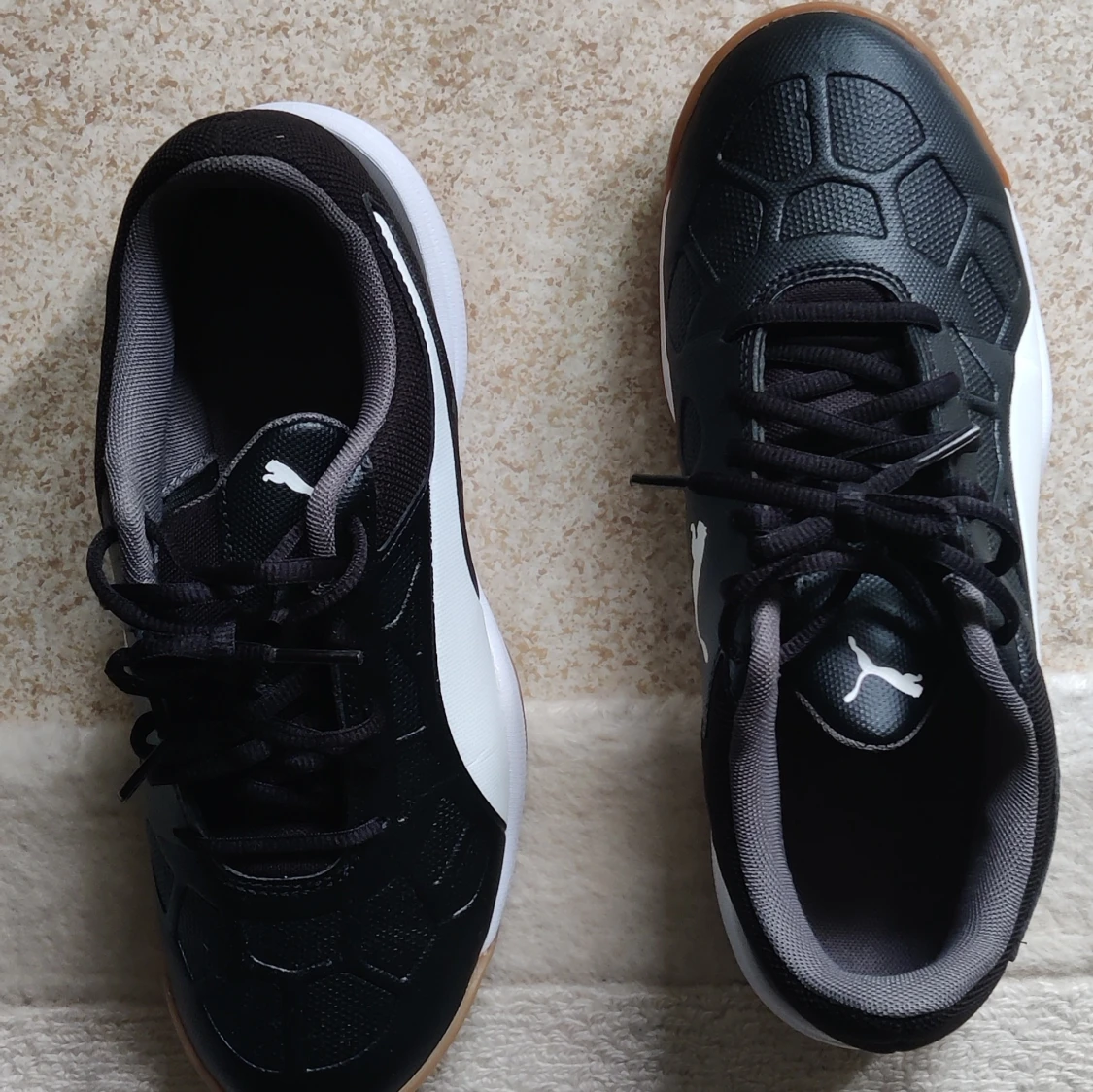 Svarta Puma sneakers med vit sula