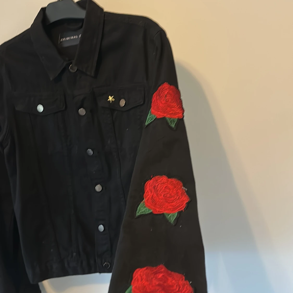 Svart jeansjacka med röda rosor - 2