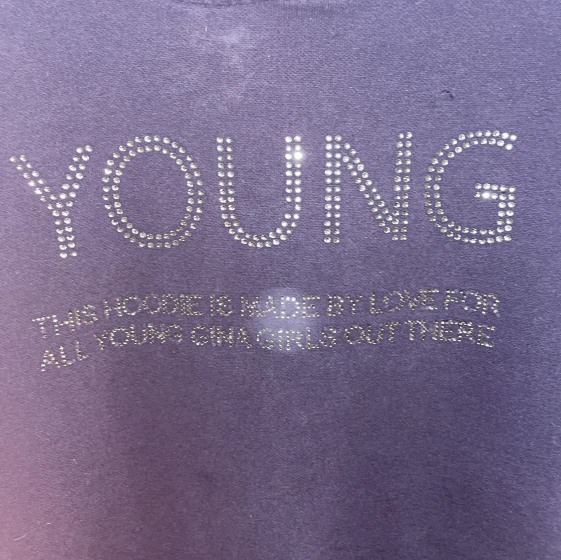 Svart hoodie med strasstext från Gina Tricot - 3