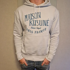 Maison Kitsune Hoodie  - Tiena! Säljer en helt ny Maison Kitsuné hoddie som fortfarande har kvar plasten. Har du några frågor eller funderingar så hör av dig // IC_RESELL
