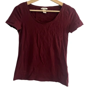 Vinröd kortärmad T-shirt  - En enkel vinröd topp med rund halsringning och korta ärmar. Tillverkad i mjuk bomull som känns skön mot huden. 