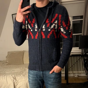 Stickad hollister kofta (sällsynt) - Säljer nu denna eftertraktade hollister koftan . Skick 9/10. Sjukt snygg och passar perfekt nu till hösten! Priset är ej hugget i sten