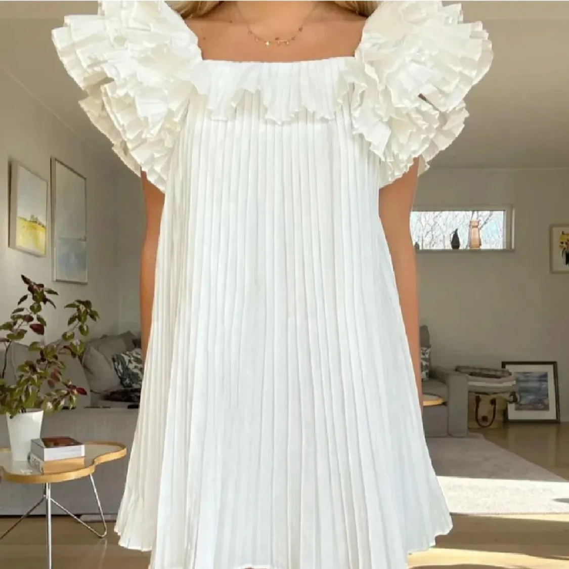 Vit plisserad kortklänning med volang