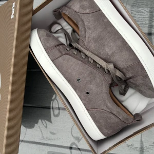 Christian Louboutins - Säljer ett par fräscha och stiliga Loubs. Använda en gång och jag säljer eftersom de är för stora för mig. Priset går såklart att diskuteras och tveka inte ställa några frågor.