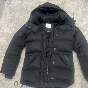 Svart dunjacka från bomeräng - Säljer en svart dunjacka från bomeräng i storlek s i fint skick,köptes för 6999 och säljer för 2500 men kan gå ner i pris för snabba köp