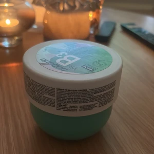 Babaria Vit B3+ Body Cream 400ml - Fräsch body cream från Babaria med vitamin B3+ i en rund, grön plastburk med vitt lock. Krämen är vegansk och passar känslig och atopisk hud, ger 24 timmars återfuktning och stärker hudens barriär. Perfekt för dig som vill ha mjuk och strålande hud.