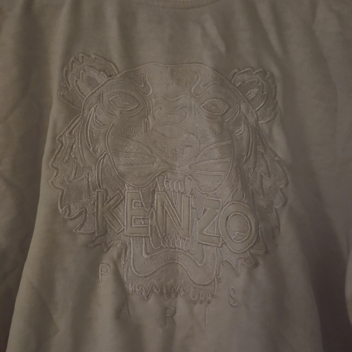 Vit sweatshirt med broderad tiger - 1