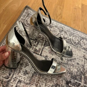 Silvriga klackskor från Bershka - Helt oanvända!