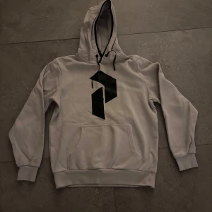 PeakPerformance hoodie - En snygg och skön hoodie från peakPerformance som knappt är använd. Muddar vid ärmslut och nederkant ger en skön passform. Tjock hoodie som är perfekt för vintern. Size S, skick 9/10. Ställ frågor vid fundering. 