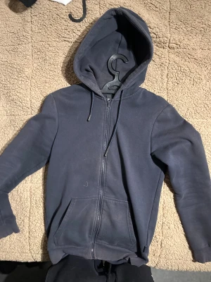 Mörkblå hoodie från Only & Sons - Rensar ut min garderob, alltså vissa kläder som är väll använda vissa är knappt använda, storlek ser ni. Väldigt bra pris på allt så köp boundell om ni vill!! Hör av vid frågor 