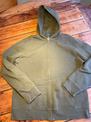 Grön ralph lauren zip hoddie - Hej nu säljer jag min gröna ralph lauren zip hoddie. Den är stil ren jätt snygg och passar till en massa. Den är även i toppen skick. Om du har några frågor eller funderingar är de bara att skriva