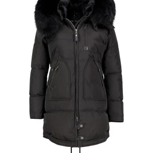 Svart dunjacka med päls från cedrico  - Säljer en svart dunjacka från cedrico i modellen ”monet” med stor fluffig päls runt huvan. Jackan har flera fickor med dragkedja, snygga detaljer och en längre passform som håller dig varm hela vintern. Använd endast en vinter säsong. 