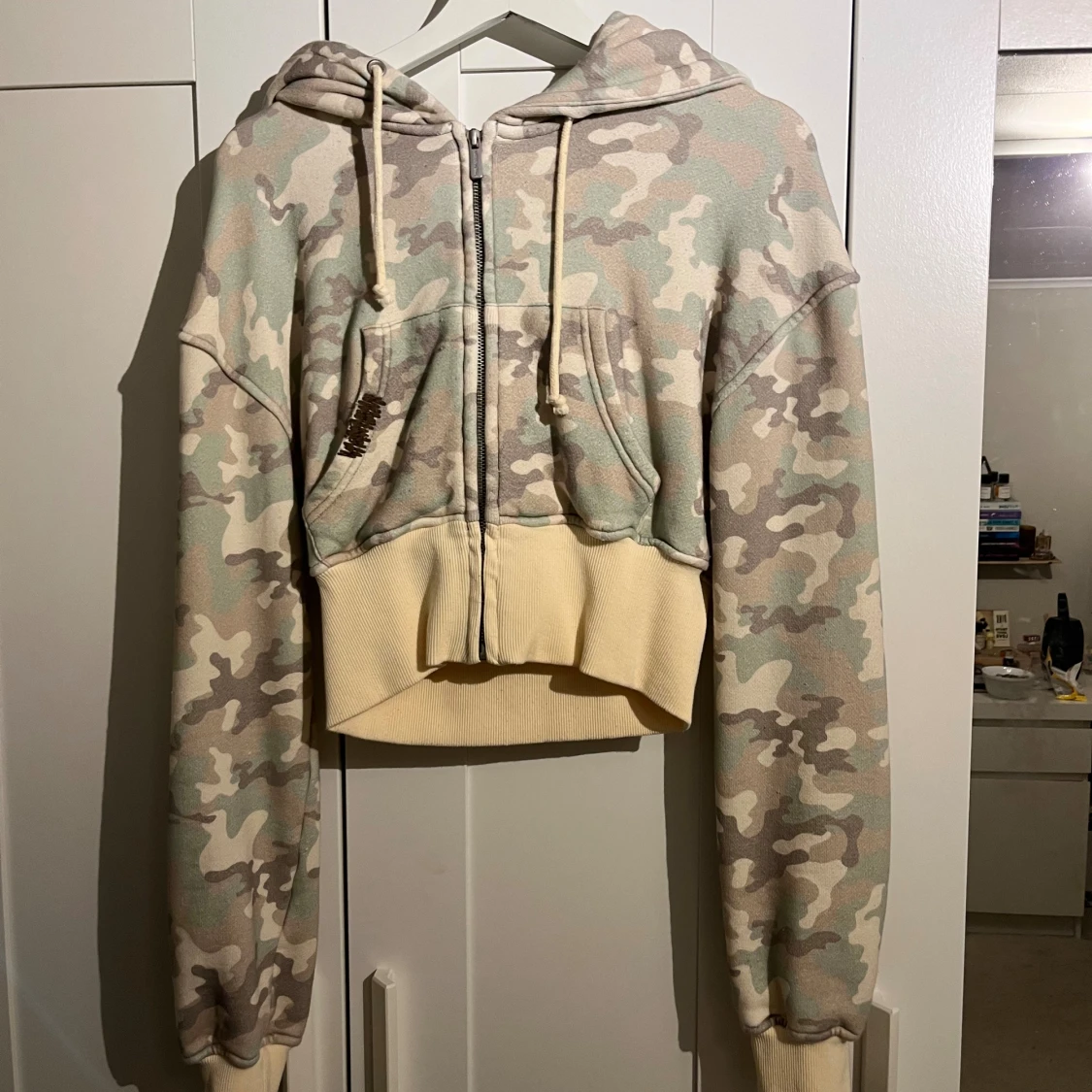 Äkta! Camo croppad hoodie Hidden Cult XS - 1