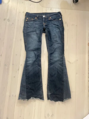 True religion jeans - Utsvängda/bootcut och lågmidjade true religion jeans (jag har sytt ut de själv , säljer då de börjar bli lite små tyvärr💕 Skriv om ni har frågor!! 🥰 Har en liten slitning mellan benen men verkligen inget man tänker på (se bild 3) Pris kan absolut diskuteras!
