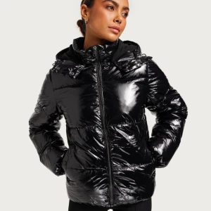 Nelly svart puffer jacket  - Säljer min svart Nelly puffar jacket i storlek XS! Använd men i väldigt bra skick. Den är svart med en silvrig dragkedja framtill med två fickor. Hör av er för fler bilder eller frågor!🩷