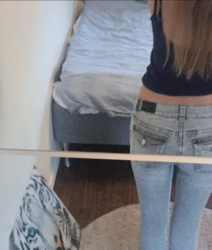 Ljusblå skinny jeans med låg midja - Säljer ett par ljusgrå utsvängda jeans med låg midja. Jeansen har en tight passform som sen går ner lite i slutet och är perfekta för dig som gillar lågmidjat. Jag är 178 och dom är lite korta ❤️
