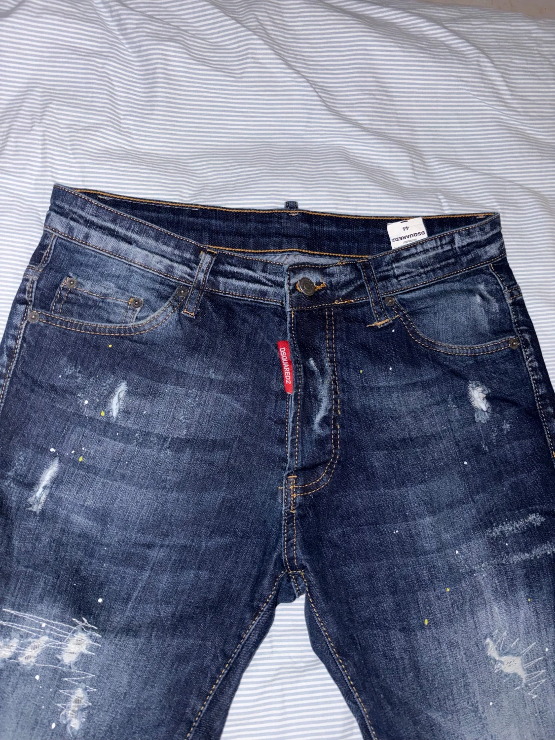 Mörkblå Dsquared2 jeans med slitningar - 1