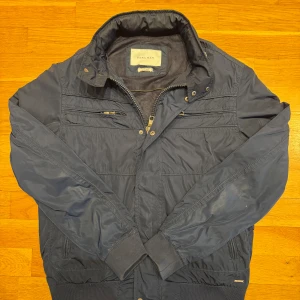 Fieldjacka från Zara Man  - Snygg mörkblå fieldjacka från Zara Man. Jackan har hög krage med en inbyggd luva, som kan stoppas in i kragen och stängs med dragkedja. Jackan är i bra skick, priset går at diskuteras! 💯