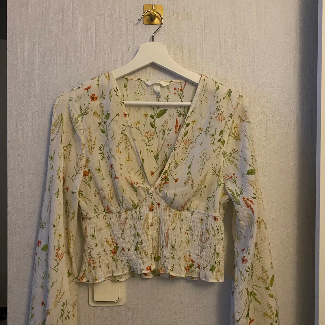 Blommig vit blus med v-ringning - 1