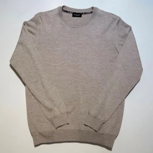 Merinoull Tröja  - Säljer en stilren beige tröja från Sand i 100% merinoull. Storlek M och skick 9/10. Nypris ligger på 1600kr mittpris 699kr. Bara att skriva vid funderingar. 