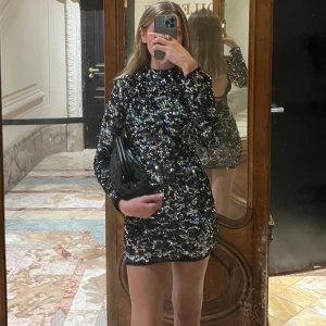 Nyårsklänning - Svart silvrig paljettklänning från Bershka. Använd fåtal gånger