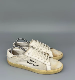 Saint Laurent Skor | 42 - Saint Laurent Distressed Text Sneakers | Befintligt skick | Storlek 42 | Original dustbag ingår | INGA BYTEN | Fraktar spårbart eller möts upp i Täby