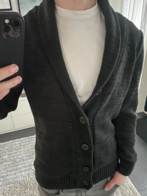 Svart stickad kofta från review - Säljer en svart stickad kofta från review i storlek M, modellen är ca 180cm. Hör av dig vid funderingar!