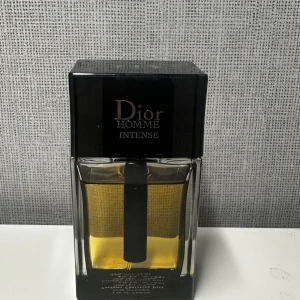 Dior Homme Intense EDP - Säljer nu denna Dior Homme Intense EDP med cirka 45/50 ml kvar. Lådan ingår vid köp, skriv om ni har frågor!