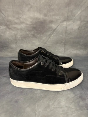 Svarta Lanvin i UK 8 - Tjenare! Säljer nu dessa fina Lanvinsen i väldigt fint skick 8/10. Självklart äkta | nackdelen är att det inte är originalsula och hål på insidan av hälen inget som syns på utsidan, se bild 5. | storlek 42 passar även 43 eftersom stor i storleken | Nypris ca 4499:-. | skriv vid funderingar och frågor! 🙌