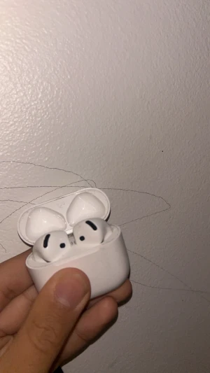 AirPods 4 - Säljer en Apple AirPods 4 (höger hörlur). Hörluren är i helt nytt skick. Perfekt som ersättning. Modellnummer A3050 syns på hörluren!!!