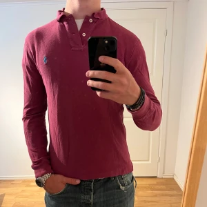 Ralph Lauren pike vindröd långärmad  - Säljer denna sjukt snygga långärmade piken från Ralph Lauren⭐️ Färgen är vinröd och storleken är M✅Tröjan har inga defekter och skicket är utomordentligt🙌🤝 Sjukt najs passform och passar perfekt som vår och sommarjacka☀️🙌 Tveka inte på att höra av er dig vid minsta fråga eller fundering😊