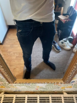 Replay Anbass mörkblå jeans slim fit - Snygga mörkblå Replay Anbass jeans, själv gillar dom väldigt mycket kan ha på dom på fina platser o lite här o där allmän sköna, Materialet är stretchigt denim för extra komfort. Har tyvärr vuxit ifrån de så passar inte mig längre. Å priset kan diskuteras 