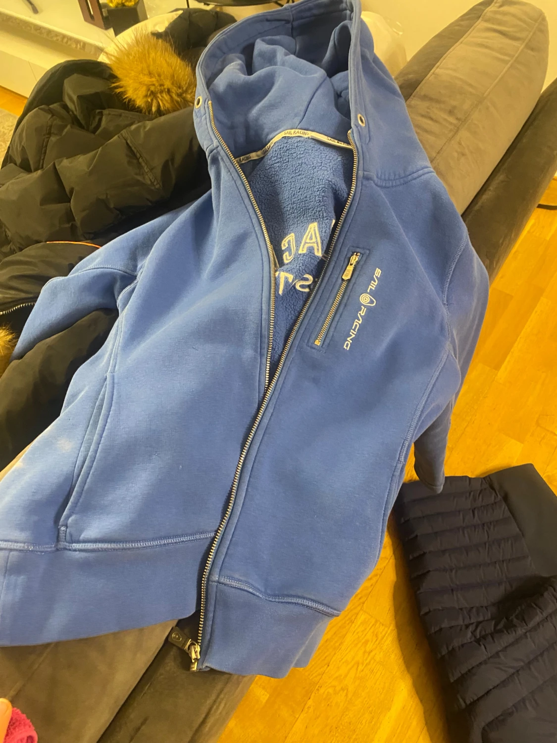 Blå hoodie från Sail Racing med dragkedja