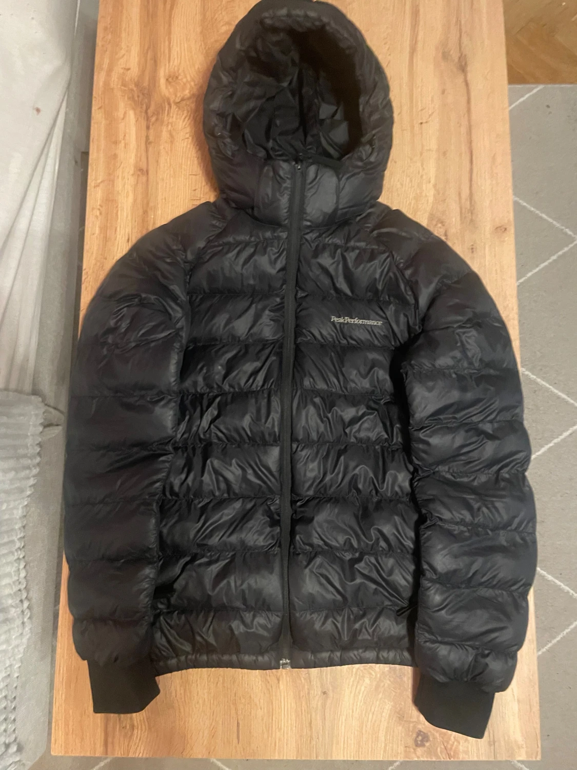 Svart dunjacka Peak Performance