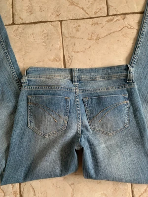Jeans  - Jättefina jeans som tyvärr är för små! Bootcut/straight modell i storlek XS (står 1) på lappen 