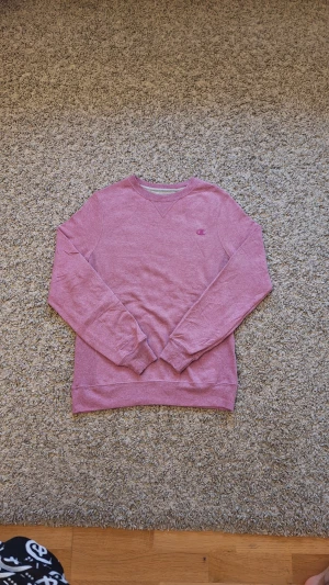 Rosa sweatshirt från Champion - Snygg rosa sweatshirt från Champion i storlek S (passar XS också). Använd fåtal gånger och skicket är jättebra. Skick: 8.5/10