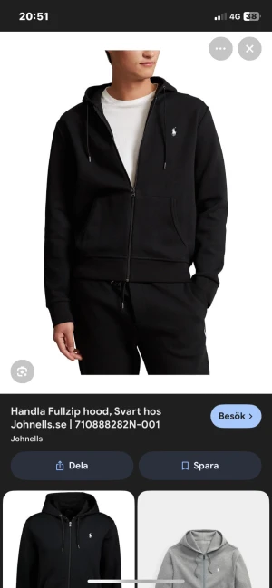 Svart hoodie från Polo Ralph Lauren - Svart hoodie från Polo Ralph Lauren med dragkedja och huva. Klassisk design med vit broderad logga på bröstet, snörning i huvan och två fickor framtill. Tillverkad i mjuk bomull som är skön att ha på sig. Perfekt för chill dagar och streetwear.