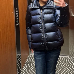 Blå Colmar vinterjacka - Säljer en superfin mörkblå vinterjacka från Colmar! Den är i jättefint skick och använd cirka en vinter. Inga defekter eller liknande! Den är i vuxenstorlek och skulle säga att den sitter lite finare och har lite bättre kvalité än de i barnstorlek. Den sitter som en S. Bild nummer två är lånad. Nypris ligger på 7000 kr. Skulle kunna mötas upp i Stockholm! Hör av er vid intresse eller fler bilder!💞💞🫶