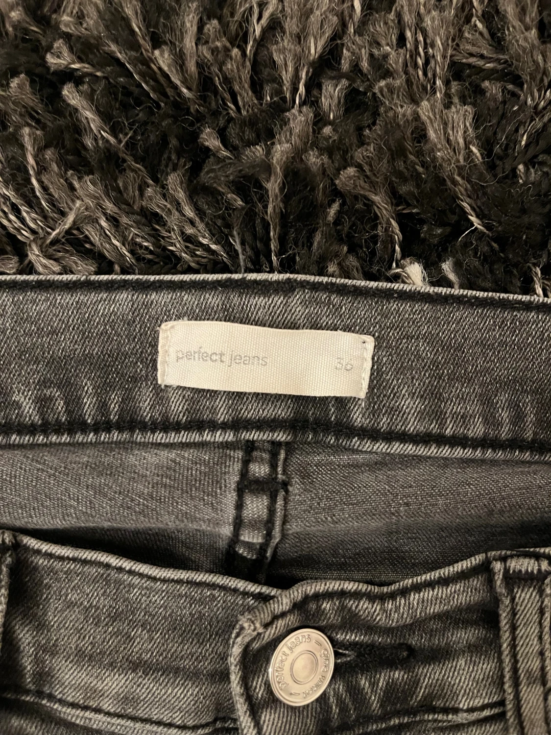 Grå bootcut jeans från Gina  - 1