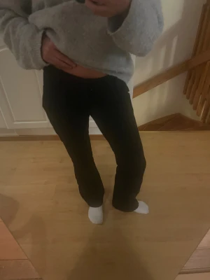 Kostymbyxor Bikbok - Säljer ett par lågmidjade kostymbyxor från Bikbok (vera) för att de inte används längre. Är ungefär 1,53 och passar perfekt i längden. Kan diskuteras om pris.   Använda några gånger. Bra skick!!