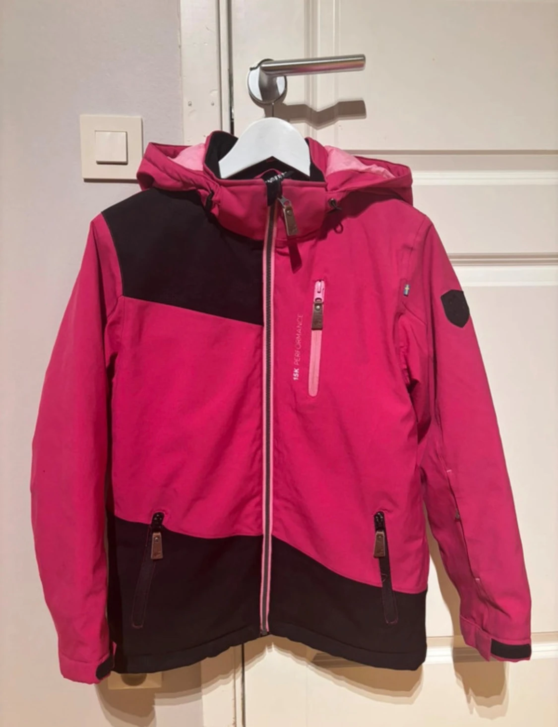Rosa och svart vinterjacka