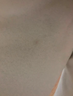 Vita mjukisbyxor från Lager 157 - Vita mjukisshorts från Lager 157 med blått tryck 'South Beach Padel Sports Club' på ena benet. Byxorna har resår i midjan och vid bensluten för en skön passform. Perfekta för chill eller sportiga dagar. Tyvärr har byxan en liten fläck framtill