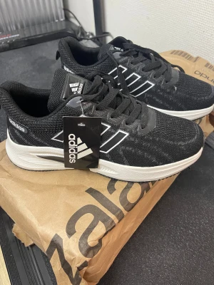 Adidas skor - Helt ny och aldrig använd.